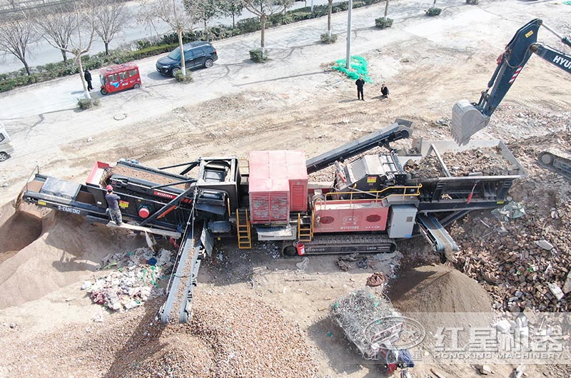 移動式建筑垃圾破碎機工作現場圖片
