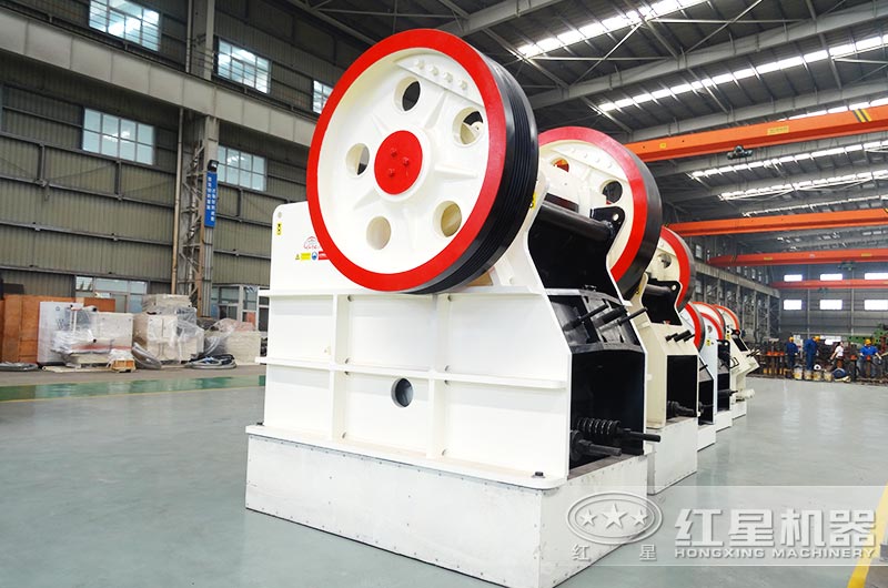 PE900*1200鄂式碎石機產量大概多少？能破碎水泥塊嗎？