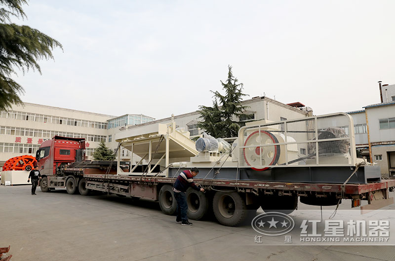 客戶訂購的對輥破碎機裝車現場